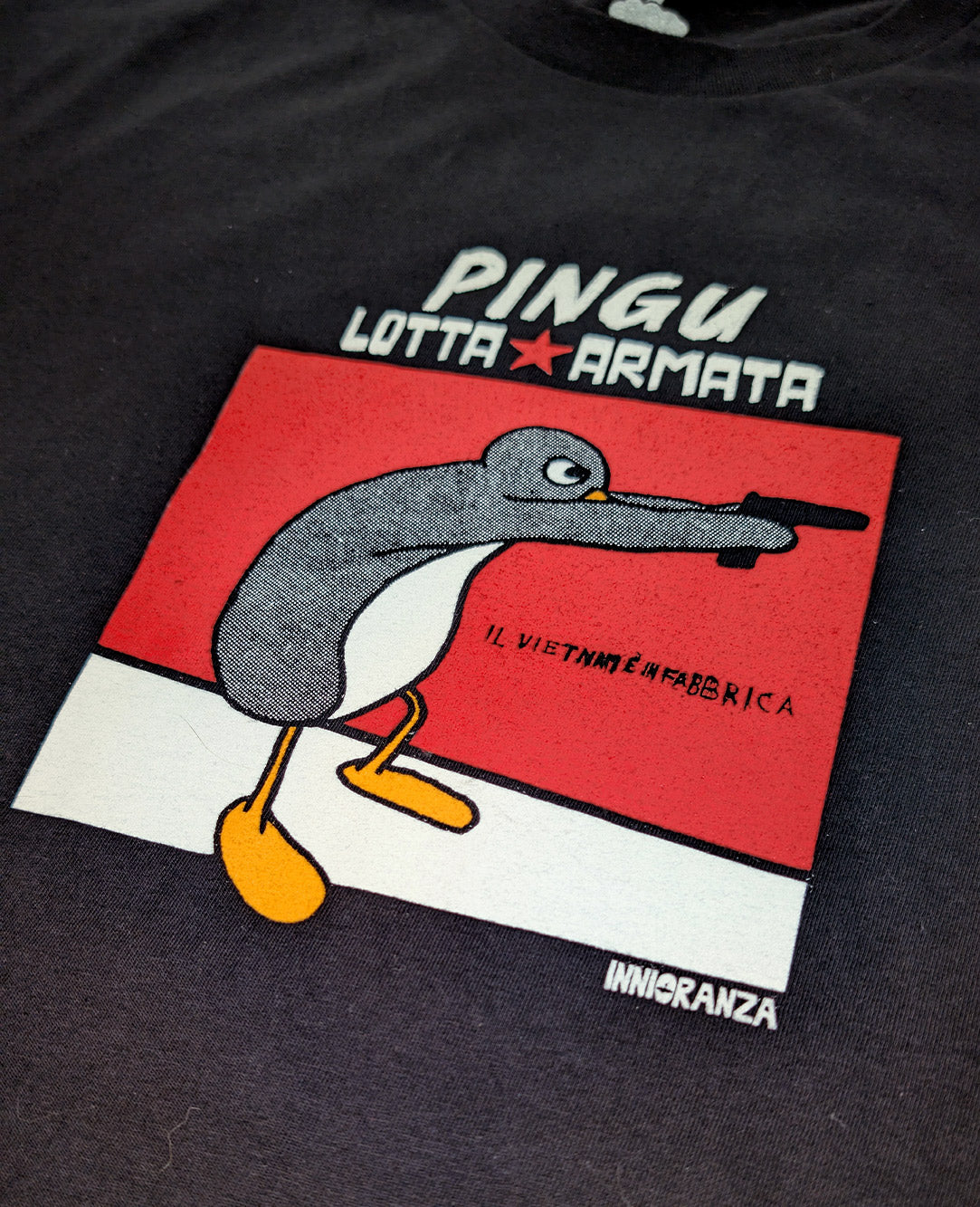 PINGU LOTTA ARMATA T-shirt streetwear ironica in cotone” image 2