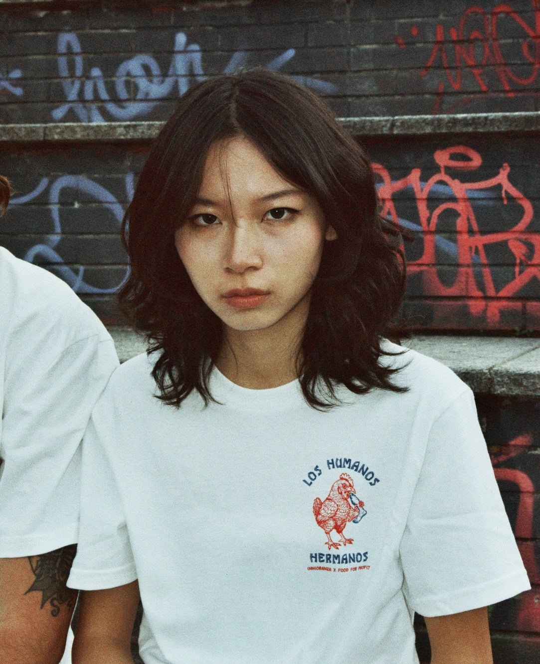 LOS HUMANOS HERMANOS (FOOD FOR PROFIT)T-shirt streetwear ironica in cotone” image 4